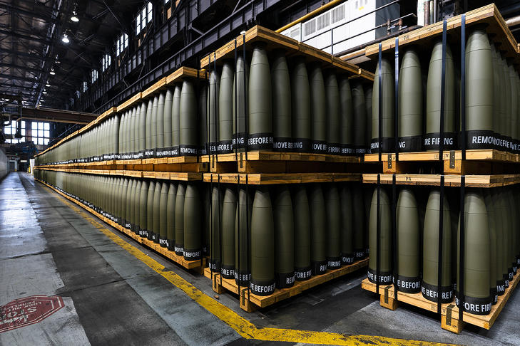 155 milliméteres tüzérségi lőszerek egy amerikai üzemben. Indulhatnak végre Ukrajnába a lőszerszállítmányok, de mire lesz ez elég?