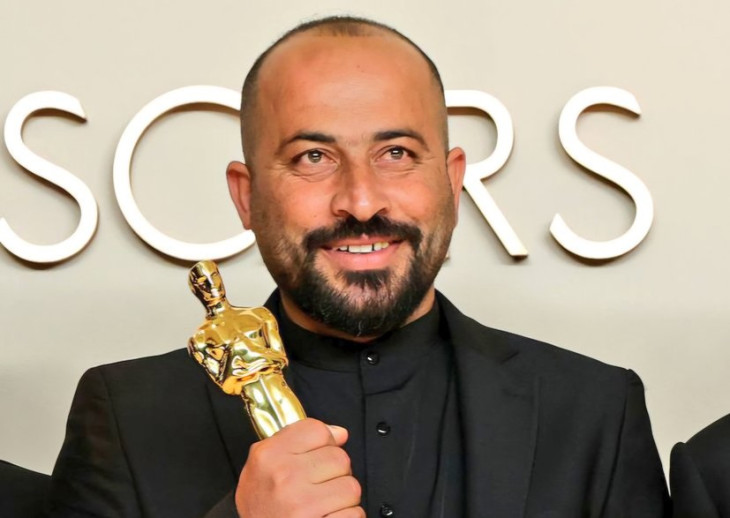 A palesztin rendező, Hamdan ballal örül Oscar-díjának