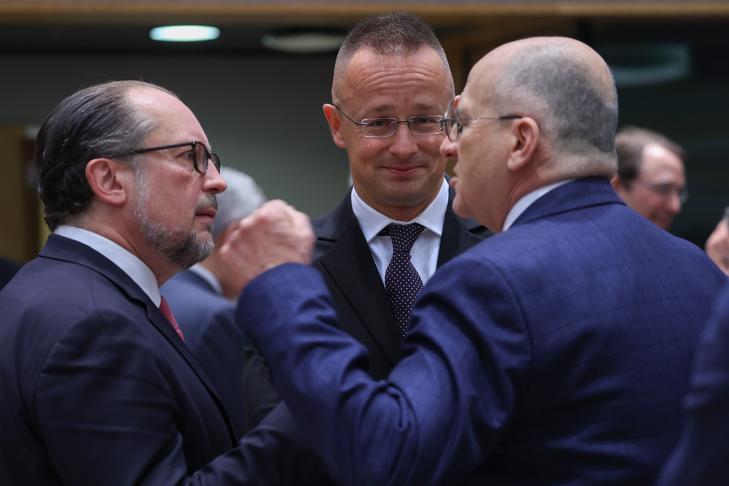 Van, aki jobban pávatáncol Orbán Viktoréknál - de lassan az osztrákoknak is választani kell Putyin és a Nyugat között