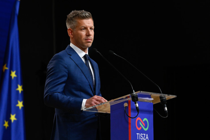 Magyar Péter, a Tisza Párt elnöke nemzetközi sajtótájékoztatót tart az országgyűlési választásokat követően a Hungexpo Kongresszusi Központban 2026. április 13-án