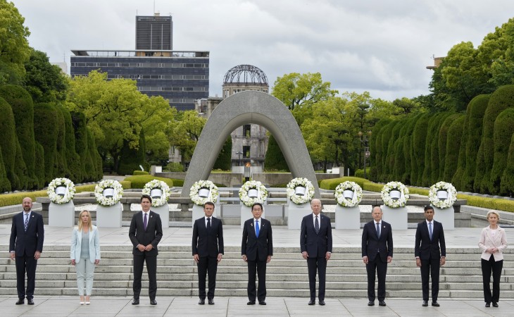 A G7 és az EU vezetői Hirosimában, az atomtámadás áldozatainak emlékművénél 2023. május 19-én. Fotó: EPA/FRANCK ROBICHON 