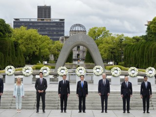 A G7 és az EU vezetői Hirosimában, az atomtámadás áldozatainak emlékművénél 2023. május 19-én. Fotó: EPA/FRANCK ROBICHON 