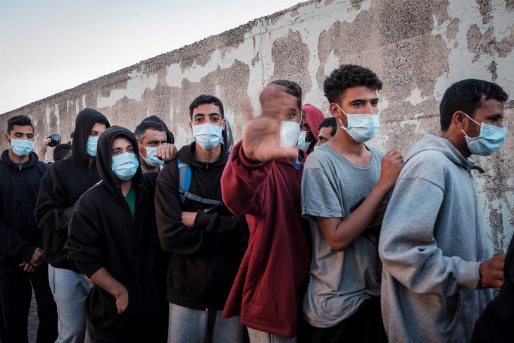 Európába igyekvő marokkói illegális bevándorlók a Kanári-szigeteken. (Korábbi felvétel.) Fotó: MTI/EPA/EFE/Angel Medina