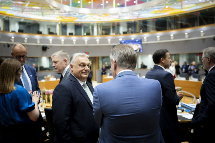 Orbán Viktor miniszterelnök az Európai Unió tagállamainak állam- és kormányfőit tömörítő Európai Tanács kétnapos csúcstalálkozóján Brüsszelben 2025. június 26-án. 