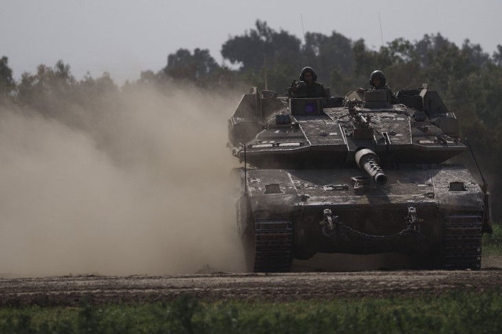 Izraeli katonák harcjárművel járőröznek a Gázai övezet határának térségében, Dél-Izraelben 2024. január 23-án. Fotó: MTI/AP/Leo Correa