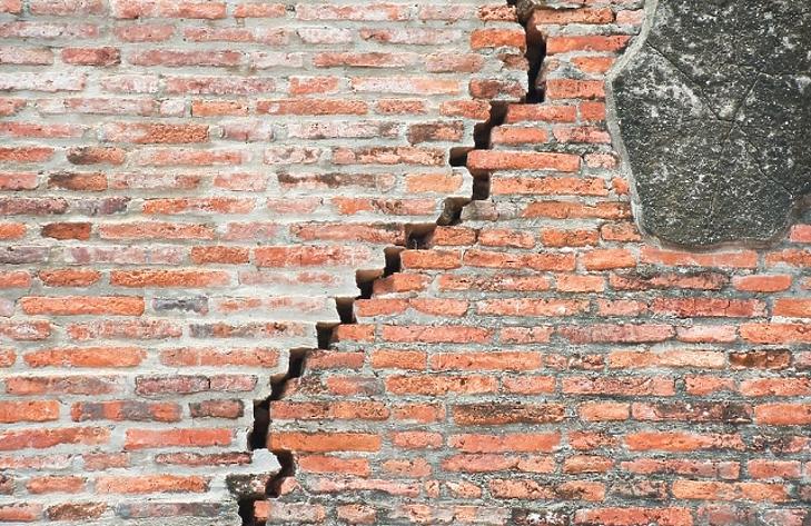 Halálos földrengés Japánban, leálltak a gyárak