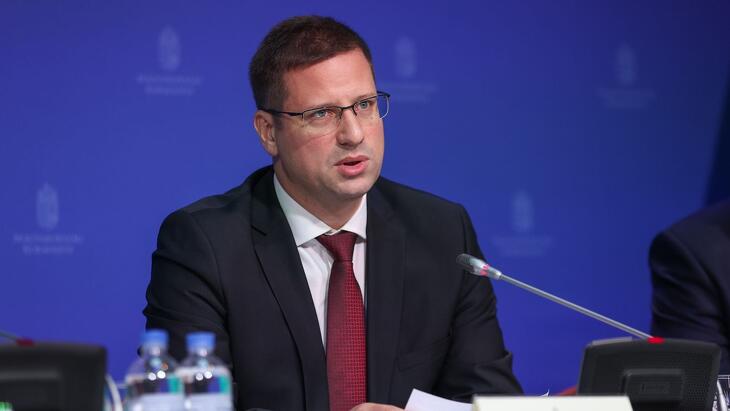 Továbbra is Brüsszelbe küldené a menedékkérőket Gulyás Gergely