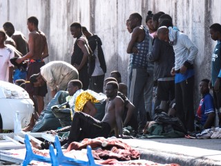 Bevándorlók várakoznak a spanyolországi Kanári-szigeteken 2024. január 26-án. Európának újabb migrációs hullámot kell kezelnie. Fotó: EPA/Alberto Valdes     