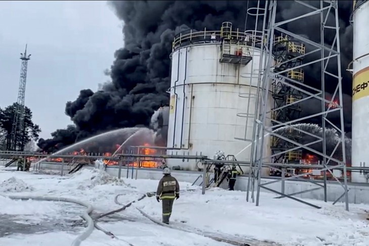 Tűzoltók oltják a tüzet egy olajtározónál egy dróntámadás után a nyugat-oroszországi Brjanszk közelében 2024. január 19-én. Fotó: EPA/RUSSIAN EMERGENCIES MINISTRY HANDOUT