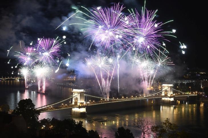 Tűzijáték a Duna felett Budapesten a nemzeti ünnepen, 2019. augusztus 20-án. Ez semmi ahhoz képest, amire idén készül a kormány. MTI/Koszticsák Szilárd