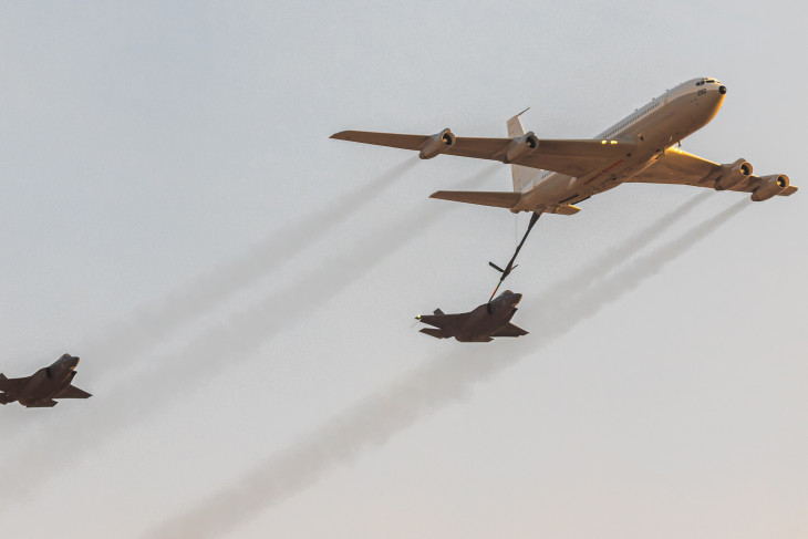 Az izraeli légierő egy B-707 alapú tankere tölt után F-35-ösöket &ndash; sérülékeny pillanatok ezek háborús helyzetben