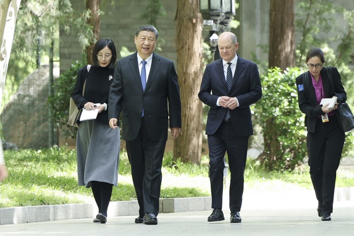 Újra közös úton? Hszi Csin-ping kínai elnök és Olaf Scholz német kancellár sétál a pekingi Tiaojütaj állami vendégház kertjében 2024. április 16-án