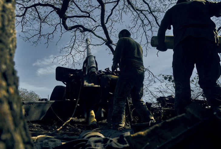 Orosz állásokat lőnek ukrán tüzéren a frontvonalon, a kelet-ukrajnai donyecki régióban. MTI/AP/Konsztanin Liberov