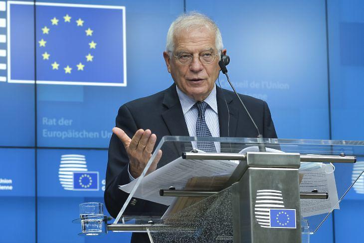Josep Borrell, az EU külpolitikáért felelős főképviselője egy brüsszeli sajtótájékoztatón 2020. június 16-án. EPA/OLIVIER HOSLET