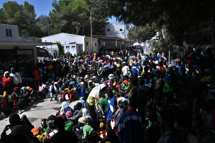 Migránsok tömegei várakoznak a lampedusai táborban. Fotó: EPA/CIRO FUSCO