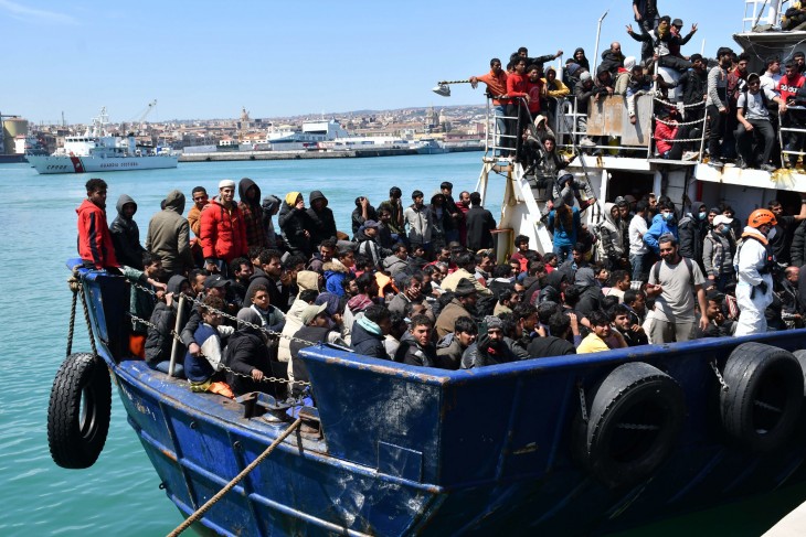 Menedékkérők Catania kikötőjében Olaszországban 2023. április 12-én. Fotó: EPA/ORIETTA SCARDINO 