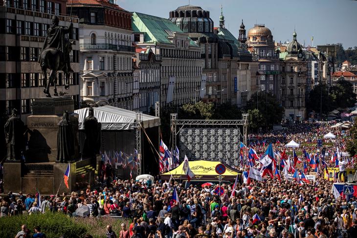 A megélhetésüket is féltik. Tüntetők a Vencel téren Prágában 2022. szeptember 3-án. Fotó: EPA/MARTIN DIVISEK  