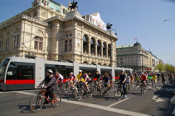 Dezodorokat osztogatnak a metrón, mert büdösek az utasok