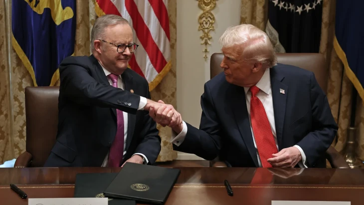 Donald Trump amerikai elnök és Anthony Albanese ausztrál miniszterelnök kezet fognak a Fehér Házban, a ritkaföldfém-megállapodás kapcsán