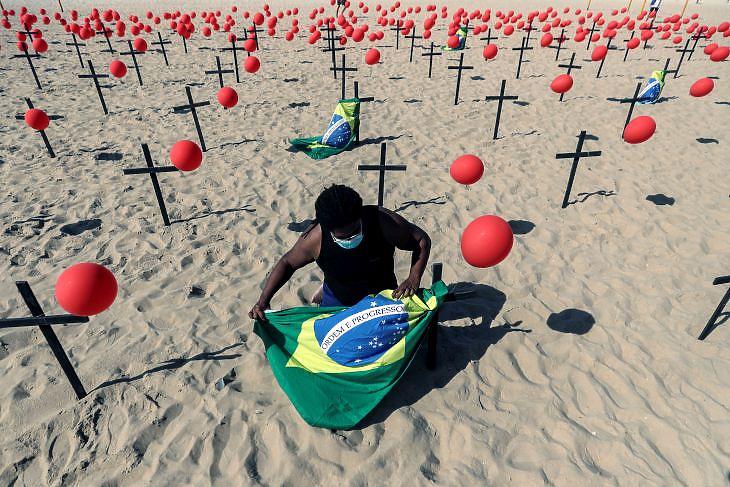 A Copacabana strandon Rio de Janeiróban egy installáció emlékeztet a koronavírus helyi áldozataira.  EPA/Antonio Lacerda