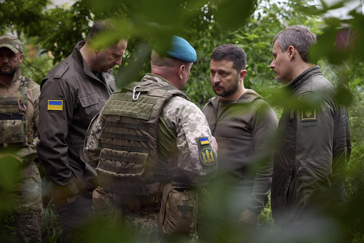 Volodimir Zelenszkij ukrán katonák körében (korábbi felvétel). Fotó: MTI/EPA/Ukrán elnöki sajtószolgálat 