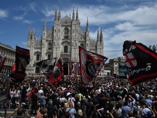 Az AC Milan szurkolói is összegyűltek a milánói dóm előtt Silvio Berlusconi temetésére 2023. június 14-én. Fotó: EPA/CIRO FUSCO 