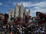 Az AC Milan szurkolói is összegyűltek a milánói dóm előtt Silvio Berlusconi temetésére 2023. június 14-én. Fotó: EPA/CIRO FUSCO 