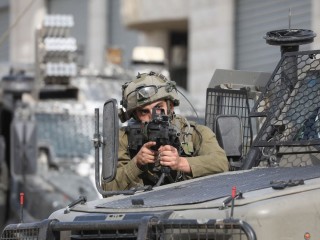 Izraeli katona várakozik április 11-én. Fotó: EPA/ALAA BADARNEH