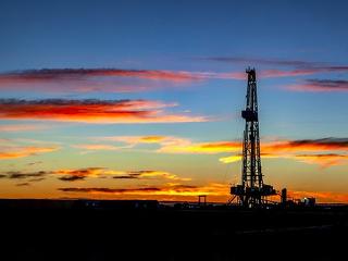 A kapzsiság hajtja fel az amerikai olaj árát – új olajnyereség-adó kivetését sürgetik az Egyesült Államokban