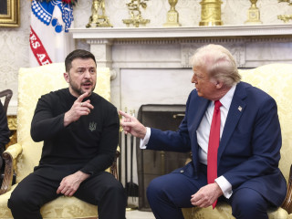 Donald Trump amerikai elnök (j) ukrán partnerét, Volodimir Zelenszkijt fogadja a washingtoni Fehér Ház Ovális Irodájában 20025. február 28-án. 