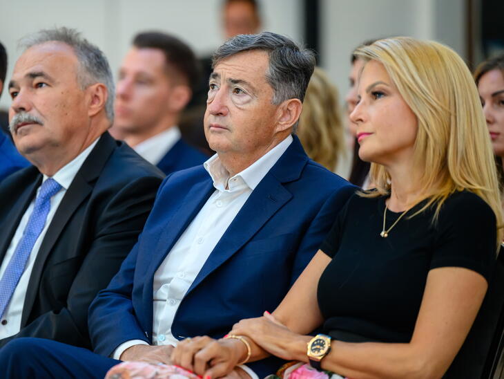 Mészáros Lőrincnek (középen) és feleségének, Várkonyi Andreának van mit a tejbe aprítania