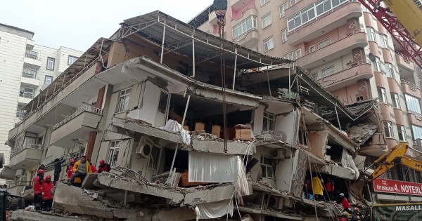 A nap képe: összeomlott az emeletes ház, álmukban érte a halál a lakókat