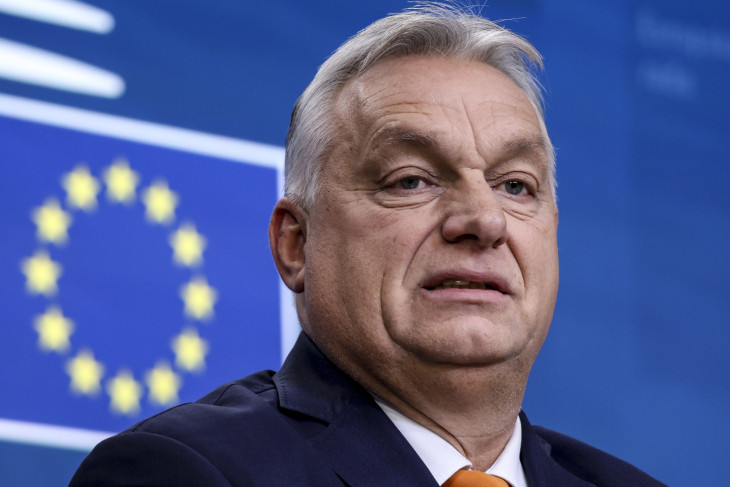 Orbán Viktor egy brüsszeli sajtótájékoztatón 2024-ben. Vajon hogy tetszene neki a lengyelek ötlete...?