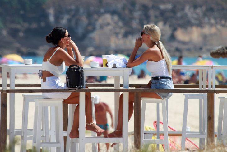 Turisták a Los Lances strandon a dél-spanyolországi Tarifán. Már most csúcsszezon van, ami sok embernek ad munkát. EPA/A. CARRASCO RAGEL