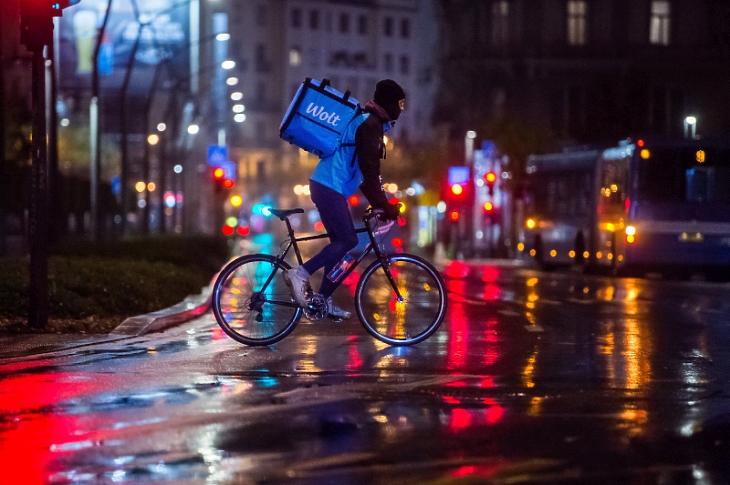 Biciklis futár Budapesten (Fotó: MTI/Balogh Zoltán)