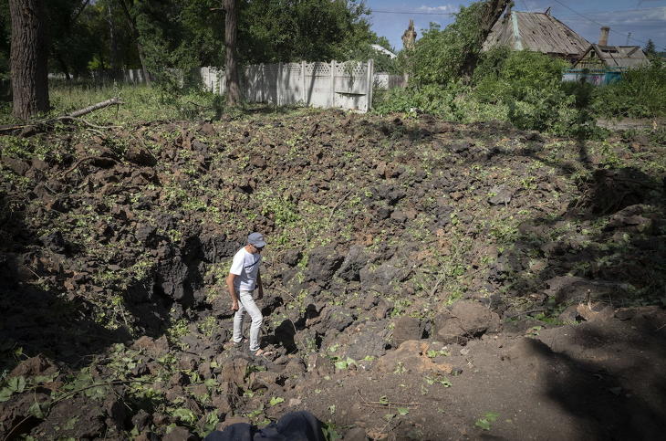Rakéta becsapódása nyomán keletkezett kráter a kelet-ukrajnai Bahmutban 2022. június 24-én. Fotó: MTI/AP/Efrem Lukackij
