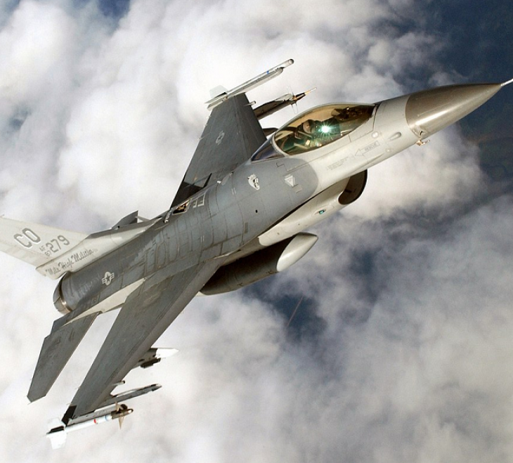 Az F-16-os vadászgéphez képzett pilótákra is szükség van.