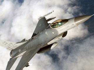 Az F-16-os vadászgéphez képzett pilótákra is szükség van.