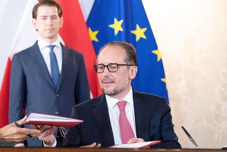 Ment is, maradt is a bukott osztrák kancellár 