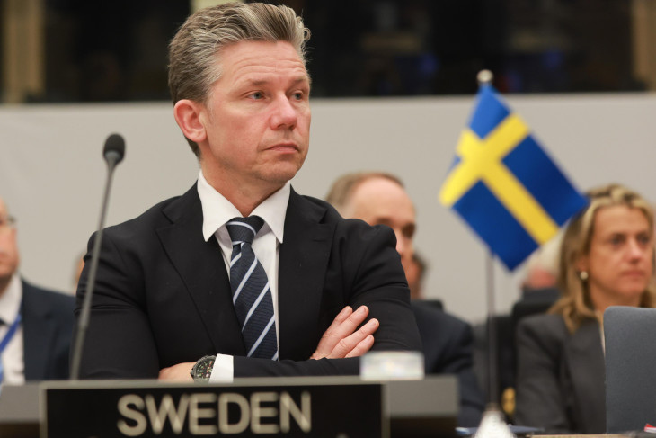  Pal Jonson svéd védelmi miniszter az ukrajnai védekezést támogató országok kapcsolattartó csoportjának megbeszélésén a NATO brüsszeli székházában 2025. április 11-én. 