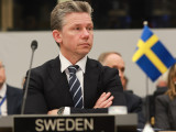  Pal Jonson svéd védelmi miniszter az ukrajnai védekezést támogató országok kapcsolattartó csoportjának megbeszélésén a NATO brüsszeli székházában 2025. április 11-én. 