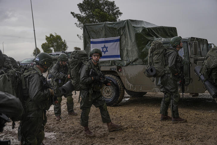 Izraeli katonák belépni készülnek a Gázai övezetbe egy dél-izraeli határtérségben lévő gyülekezési ponton 2023. december 13-án. Fotó: MTI/AP/Ohad Zwigenberg 