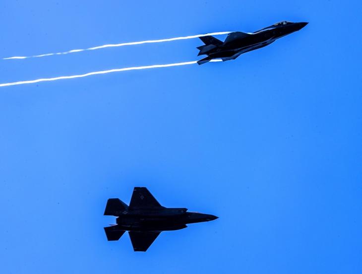 Amerikai vadászgépek is beavatkoznak, ha kell. Fotó: EPA / Georgi Licovski