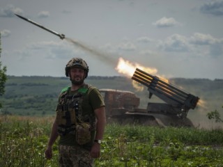 Ukrán katonák BM-21-es Grad rakétavetővel lövik az orosz állásokat a kelet-ukrajnai Bahmut közelében húzódó fronton 2023. június 21-én. Fotó: MTI/AP/Irina Ribakova