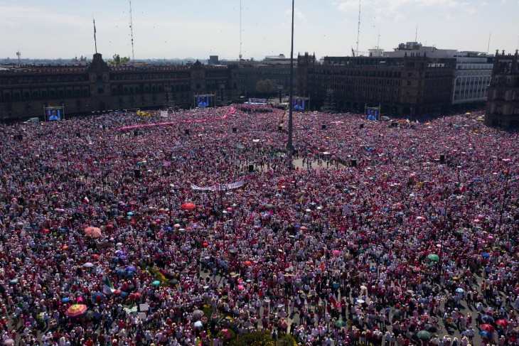 Tüntetés Mexikóvárosban 2023. február 26-án. Fotó: EPA/Madla Hartz 