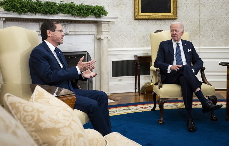 Isaac Herzog (b) Joe Bidennél (j) tett látogatásán azt kérte, az Egyesült Államok semmiképp ne hagyja magára Izraelt (Fotó: MTI / EPA / Doug Mills / Pool) 
