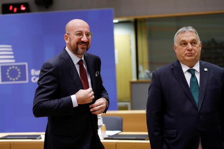 Charles Michel, az Európai Tanács elnöke és Orbán Viktor miniszterelnök az EU-csúcson Brüsszelben 2022. december 15-én. Fotó: EPA/OLIVIER HOSLET