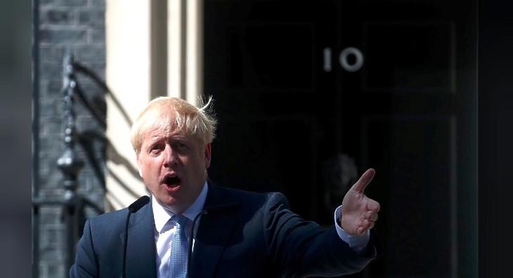 Boris Johnson beszélt, mire a font fejest ugrott a mélybe