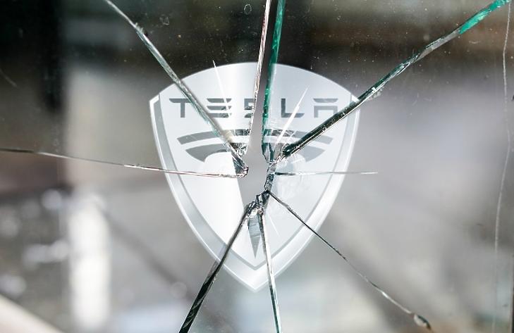 Saját térfelén támadja meg a Teslát az Audi