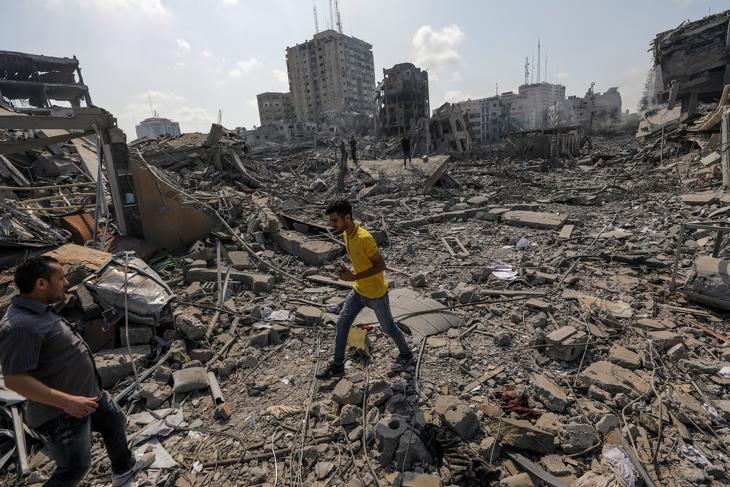 Nincs kegyelem Gázának? Romhalmazzá lett épületek Gázavárosban az izraeli rakétatámadások után 2023. október 10-én. Fotó: EPA/MOHAMMED SABER